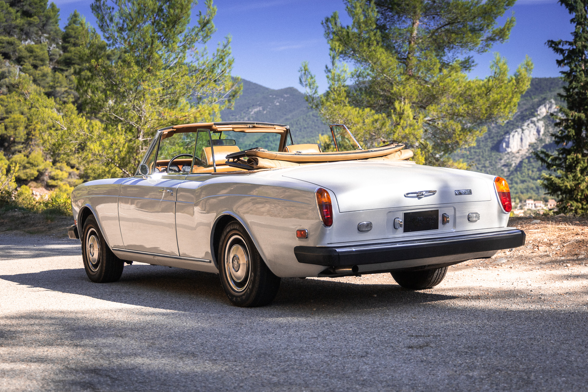 Rolls-Royce Corniche 1976 for rent on the French Riviera — Ride Classics (photo 3/8)