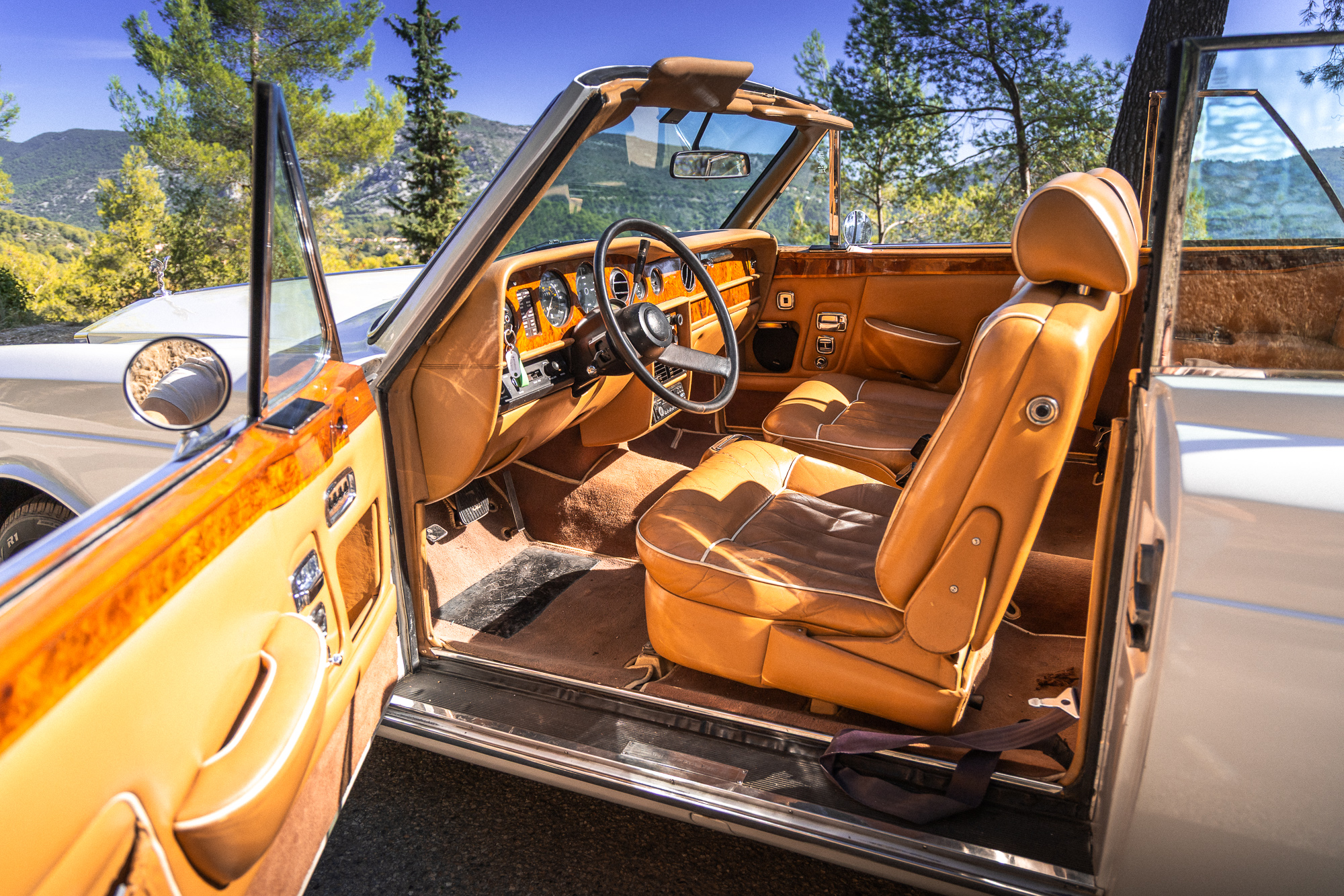 Rolls-Royce Corniche 1976 for rent on the French Riviera — Ride Classics (photo 4/8)